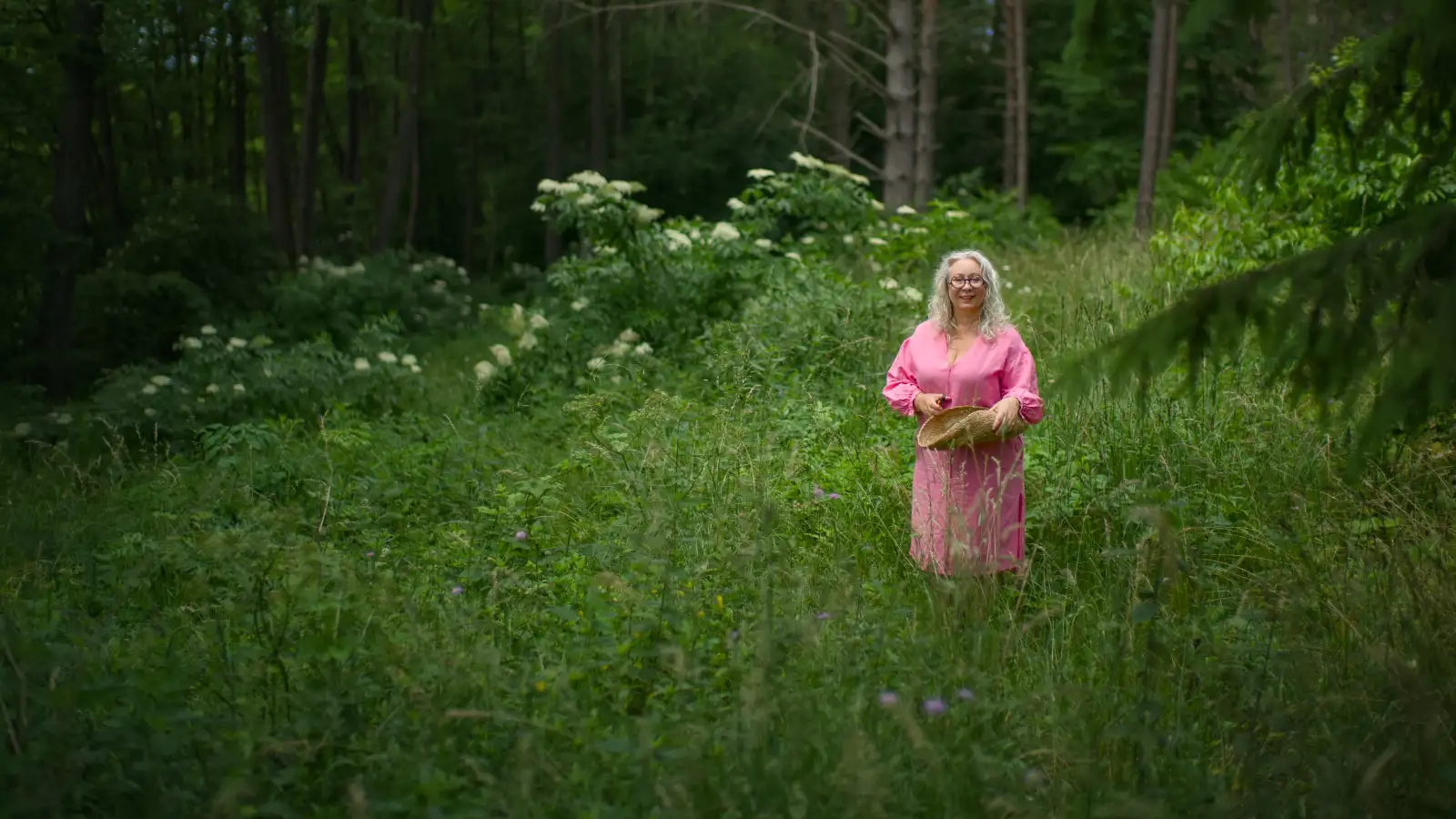 Katarzyna Hojan na leśnej łące